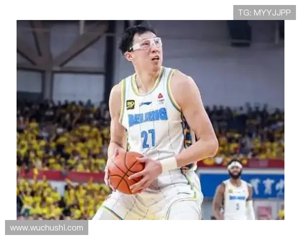 媒体人点评卡尔顿与周琦篮下卡位争议 G1犯规判罚清晰 G2标准变化引发热议