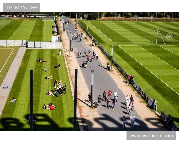 德甲俱乐部加大投资提升客场球迷设施打造更友好观赛环境